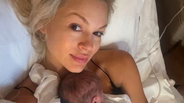 Το τρυφερό στιγμιότυπο της Βίκυ Κάβουρα με τη νεογέννητη κόρη της