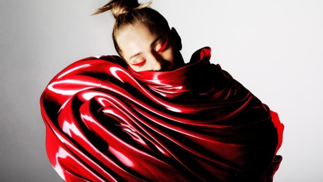 Κυκλοφόρησε το νέο ολοκληρωμένο άλμπουμ από τη Νατάσσα Μποφίλιου και... &quot;Κάτι Καίγεται&quot;