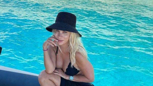 Το beach look της Ελένης Μενεγάκη | Τα 2 fashion tips που ακολουθεί στις διακοπές της