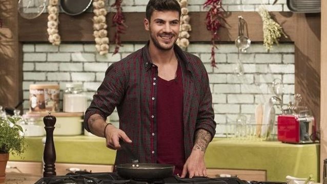 Συνταγές του Άκη Πετρετζίκη: Πίτες, γλυκά, παστίτσιο, pancakes, τάρτες, μπισκότα, κεφτεδάκια, πίτσα και πολλά ακόμη