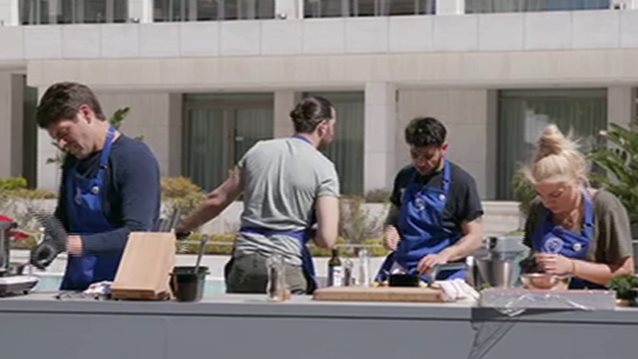 MasterChef | Backstage: Οι παίκτες αποκαλύπτονται! Οι κολακείες της Σπυριδούλας &amp; η «ξενέρα» του Πάνου με την επιστροφή των παλιών