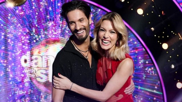 DWTS | Η Βίκυ Καγιά πιο εντυπωσιακή από ποτέ στην έναρξη του ένατου live με τον Γιώργο Καράβα στο πλευρό της