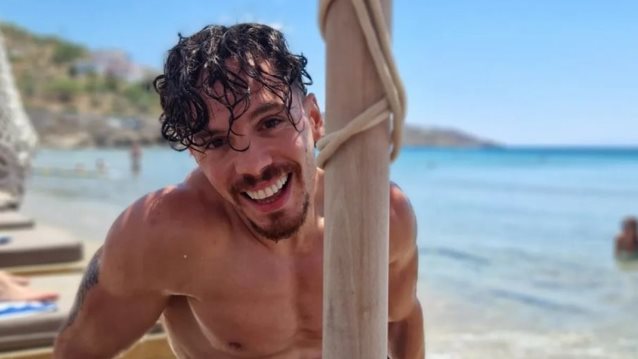 O Λευτέρης Πετρούνιας υποδέχεται τον Σεπτέμβριο με μαγιό και τους απίστευτους κοιλιακούς του!