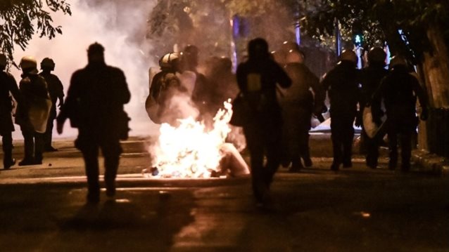 Άργησε η αστυνομία να επέμβει στα επεισόδια: Ξύλο και καπνοί μέσα στον ΗΣΑΠ - ΕΔΕ για τον για τον ξυλοδαρμό συλληφθέντα