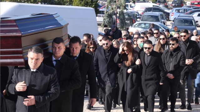 Το τελευταίο αντίο στον Χάρη Κωστόπουλο - Συντετριμμένοι η σύζυγος και οι δυο γιοι του