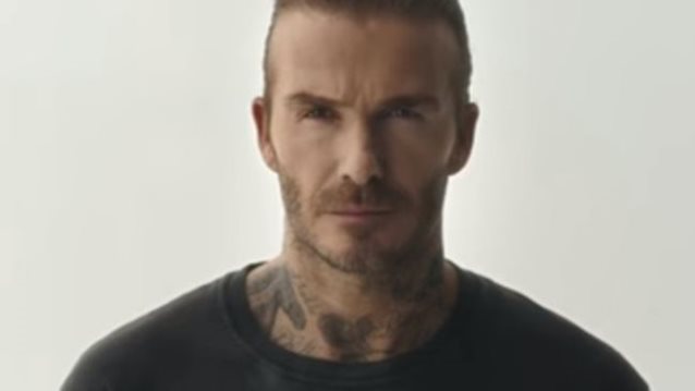 David Beckham: Μπήκε σε γυάλινο κλουβί με 10.000 κουνούπια!
