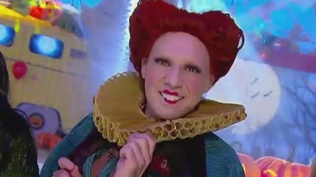 Video Of The Day: Ο Νίκος Μουτσινάς μεταμορφώνεται σε Bette Midler αναβιώνοντας τηλεοπτικά το &quot;Hocus Pocus&quot;