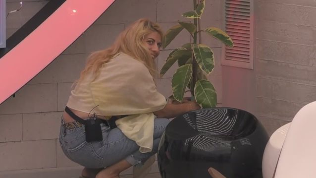 Video Of The Day: Η Άννα Μαρία πότιζε ακόμα και τα πλαστικά λουλούδια στο σπίτι του Big Brother
