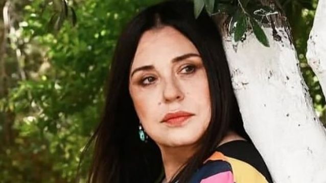 H καλοκαιρινή Μαρία Τζομπανάκη | Στη σεζλόνγκ με το μαγιό της