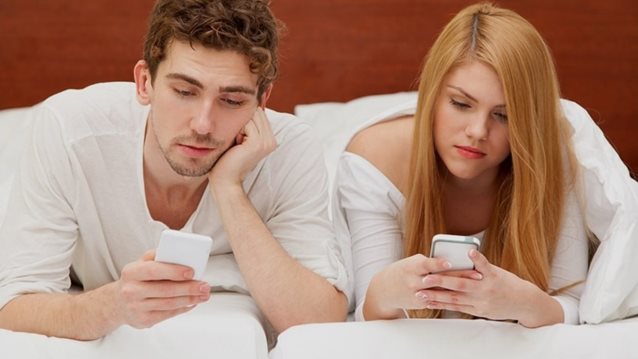 Κολλημένος με το smartphone σου;: Εντάξει, δεν καταστρέφει (τελείως) τη σχέση σου