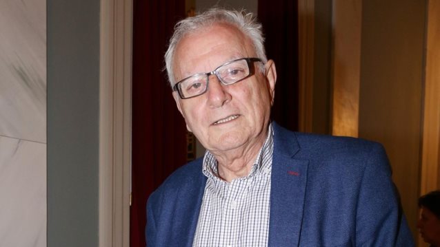 Κώστας Χαρδαβέλλας: Ο μισός αιώνας στην τηλεόραση, οι "πληγές" των γονιών του και οι 3 γυναίκες "που έμοιαζαν μεταξύ τους"