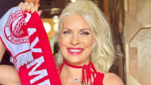 Η Ελένη Μενεγάκη στα κόκκινα πανηγυρίζει τη νίκη του Ολυμπιακού στο πλατό της