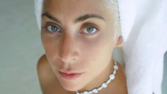 Νo-makeup selfies: 9 celebrities που φωτογραφήθηκαν χωρίς ίχνος μακιγιάζ
