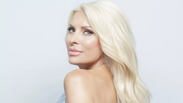 Η Ελένη Μενεγάκη φόρεσε το ιδανικό one shoulder φόρεμα για τις βραδινές εξόδους του φθινοπώρου