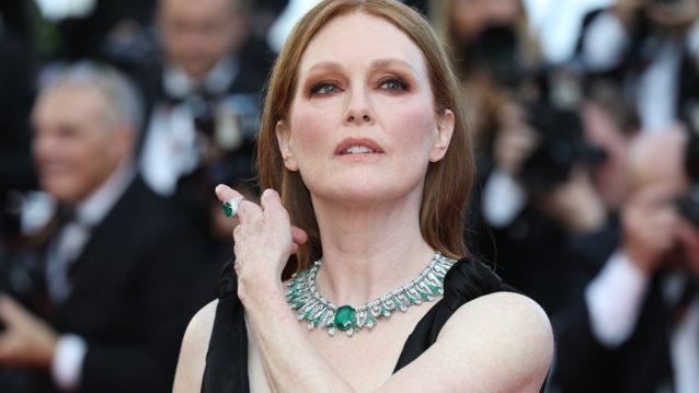 Κάννες Report | Η πάντα εντυπωσιακή Julianne Moore &amp; η Anne Hathaway στο αεροδρόμιο της Νίκαιας