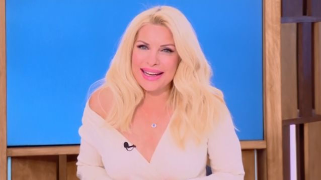 Ελένη Μενεγάκη | Το προϊόν που την κάνει να δείχνει 10 χρόνια νεότερη