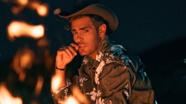 Ο Κώστας Μαρτάκης σε ρόλο ιππέα για τις ανάγκες του νέου του βίντεο κλιπ