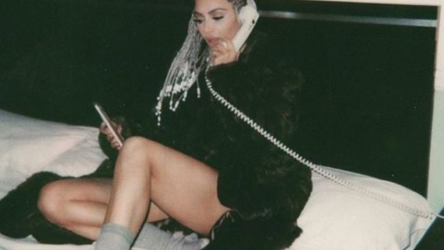 Kim Kardashian
: Φωτογραφίζεται topless από την μικρή North