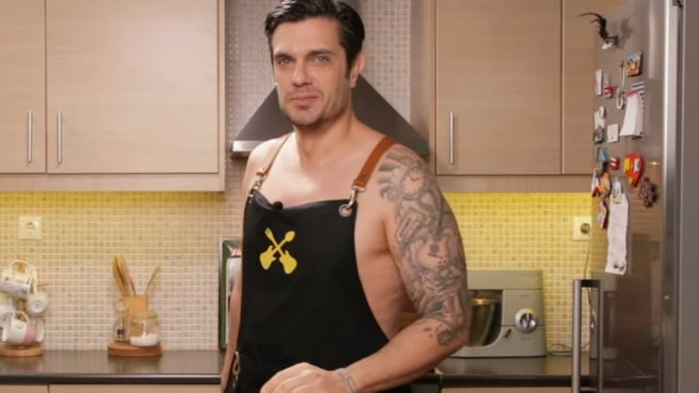The Hottest Chef: Ο Μύρωνας Στρατής ολόγυμνος μαγειρεύει καρμπονάρα!