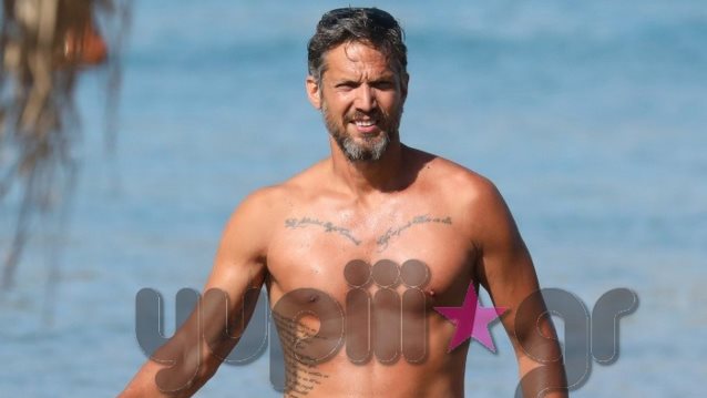 Αλέξανδρος Παρθένης: Μόνο με το μαγιό του! Η σπάνια δημόσια εμφάνιση