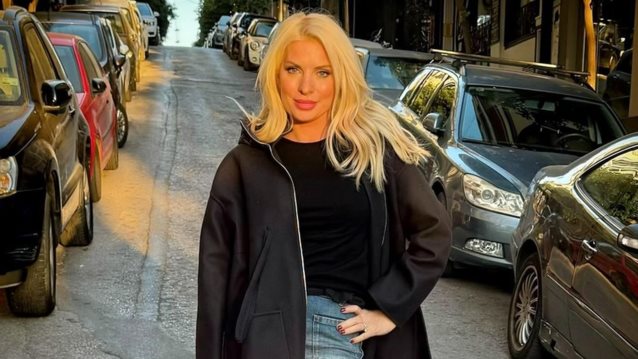 Η Ελένη Μενεγάκη φωτογραφίζεται στη νέα της καθημερινή έξοδο