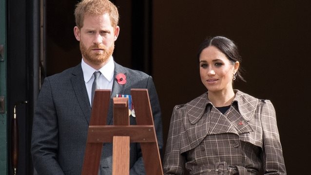 Meghan Markle: H καρό καμπαρντίνα της σού δίνει την καλύτερη έμπνευση για το φθινόπωρο
