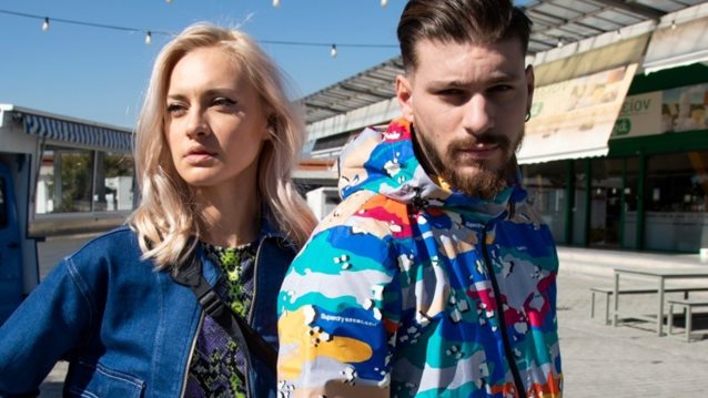 Superdry: Η νέα συλλογή είναι γεμάτη χρώμα και καλοκαιρινή διάθεση
