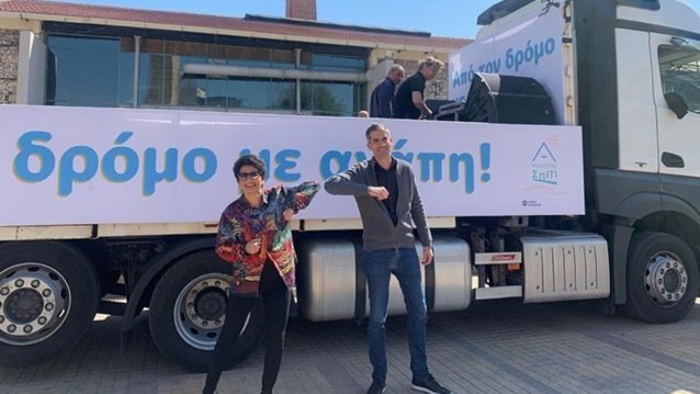 Άλκηστις Πρωτοψάλτη: Κάνει συναυλία με ένα φορτηγό στην Αθήνα: «Ανοίξτε τα παράθυρα! Μένουμε σπίτι αλλά παραμένουμε αισιόδοξοι»