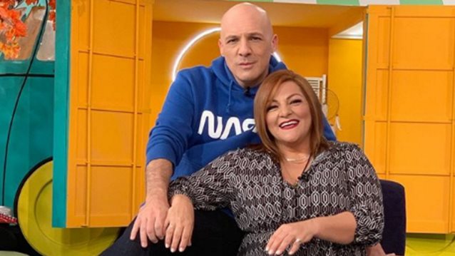 Βίκυ Σταυροπούλου: Η εμφάνιση στο «Καλό Μεσημεράκι» και τα... παθιασμένα φιλιά στον Μουτσινά