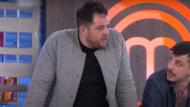 MasterChef | Ο Γιάννος έσωσε την Ελισάβετ &quot;καρφώνοντας&quot; την Βασιλική: &quot;Όταν είσαι φίλος δεν μαχαιρώνεις&quot;