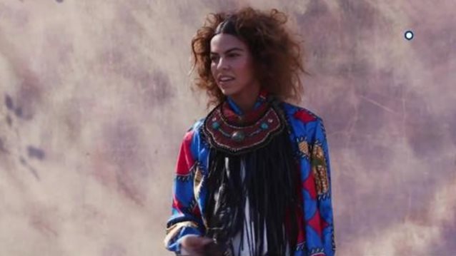 Next Top Model: Ανατροπή: Η αποχώρηση έρχεται νωρίτερα! Plus: Τα νέα παράπονα της Μέγκυ &amp; η Ζενεβιέβ σε ρόλο φωτογράφου