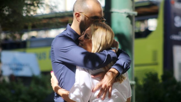 H Μαρία Ηλιάκη και ο Στέλιος Μανουσάκης αγκαλιά στο κέντρο της Αθήνας