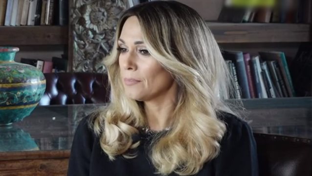 Έλλη Κοκκίνου: "Ο γιος μου... σκοτίστηκε! Ακόμα δεν ξέρει τα τραγούδια μου. Προτιμώ να με θαυμάζει για το φαγητό που θα του φτιάξω"