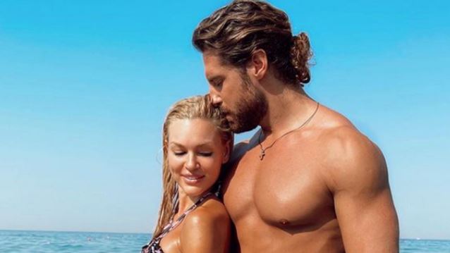 Η Βίκυ Κάβουρα απαντά στις φήμες που την θέλουν ζευγάρι με τον Νάσο Παπαργυρόπουλο