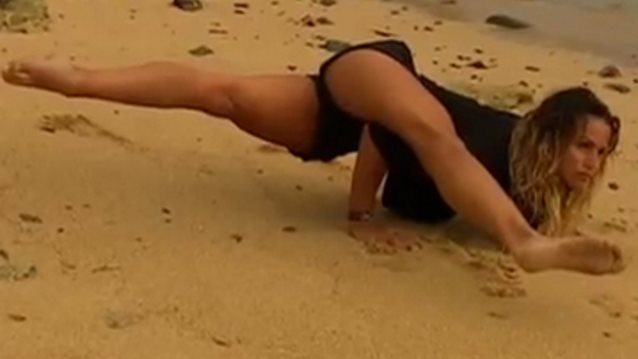 Σόφη Πασχάλη: Οι απίστευτα sexy ασκήσεις yoga στην παραλία: Video