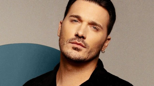 Ο Βασίλης Οικονόμου τραγουδά &quot;Αραιά Και Που&quot; με ένα μουσικό βίντεο για τους έρωτες που δεν &quot;περνάνε&quot;