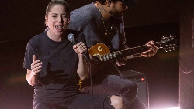 Lady Gaga | Η no make up εμφάνισση με T-shirt και σκισμένο τζιν στα Oscars 2023