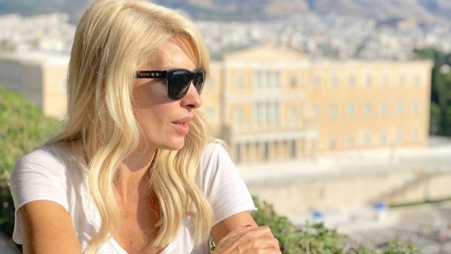 Ελένη Μενεγάκη: Βόλτα στην Αθήνα | Η τρυφερή φωτογραφία με τον γιο της που έριξε το Instagram!