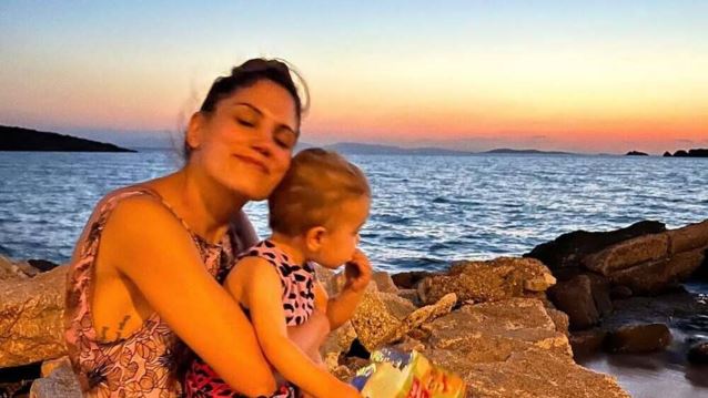 &quot;Λιώνει&quot; για την κόρη της η Μαίρη Συνατσάκη | H Oλίβια Στρατή μέσα στο πιο χαριτωμένο outfit