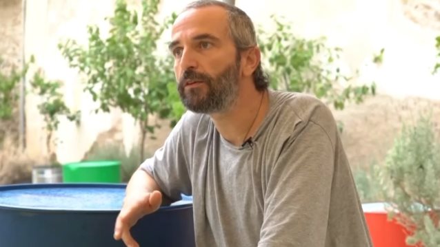 Άρης Σερβετάλης: &quot;Το πρώτο που συνειδητοποίησα είναι πόσα πράγματα μου προκαλούν αμηχανία&quot;