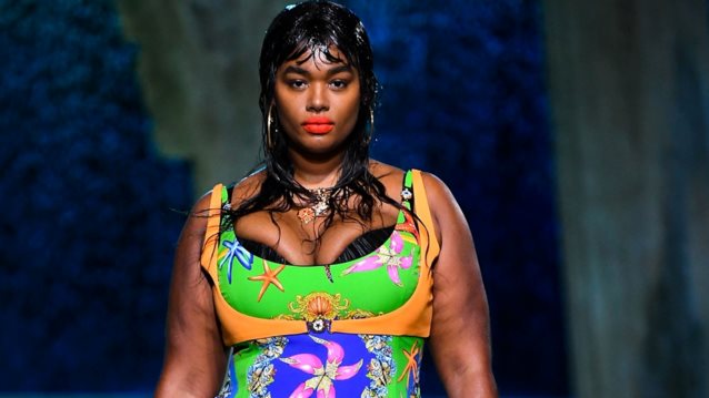 O οίκος Versace επιλέγει για πρώτη φορά &quot;plus size&quot; μοντέλο σε καμπάνια του