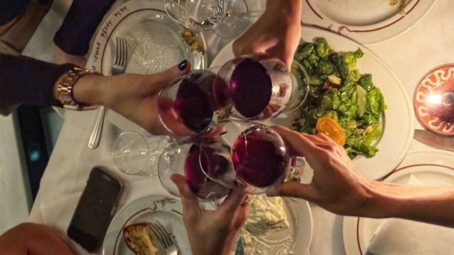 Γιατί έγινε ξανά της μόδας η ταβέρνα