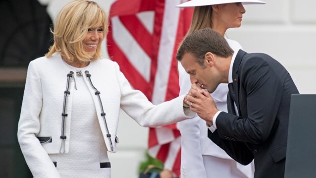 Emmanuel &amp; Brigitte Macron: 14 χρόνια μαζί | Οι φωτογραφίες με τις πιο τρυφερές στιγμές του ζευγαριού