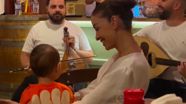 Η Ελένη Φουρέιρα σε κρητικό γλέντι με τον γιο της