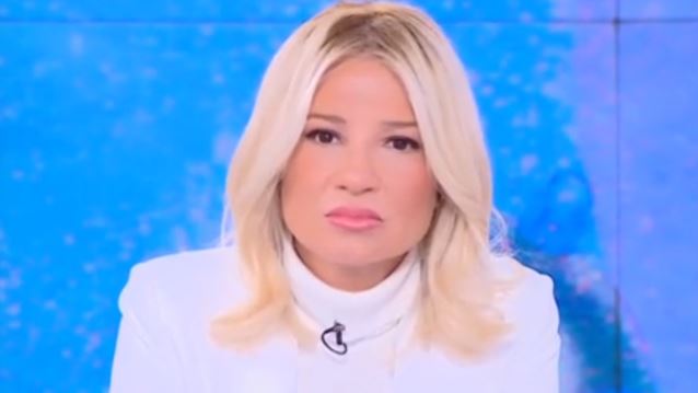 Ενοχλημένη η Φαίη Σκορδά στον αέρα: &quot;Μου λες να το κλείσουμε για να βγεις σε άλλη εκπομπή τώρα;&quot;