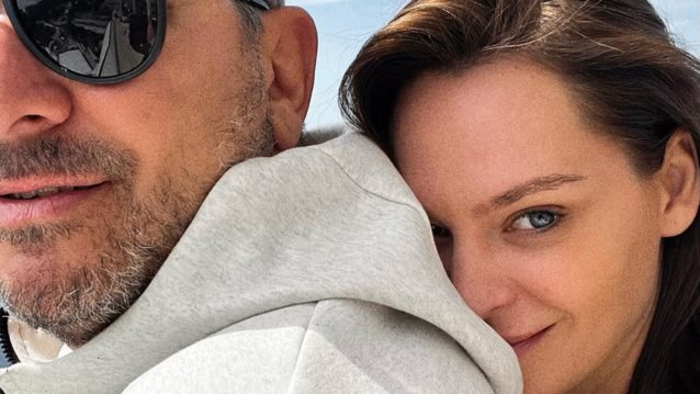 Αντώνης Ρέμος και Υβόννη Μπόσνιακ σε ένα σπάνιο κλικ αγκαλιά