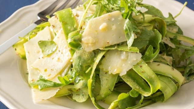 Συνταγή: Σαλάτα με κολοκυθάκια, ρόκα και παρμεζάνα: Εύκολη συνταγή, έτοιμη σε λίγα λεπτά