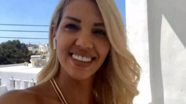 Σασα Μπαστα: Ανοιγει την πορτα του σπιτιου της στη Μυκονο και μιλαει για ολα!