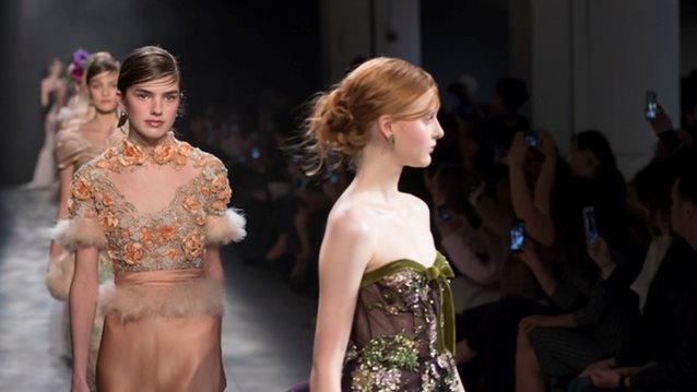 Georgina Chapman: Ακυρώνει το show του οίκου Marchesa στην Εβδομάδα Μόδας
