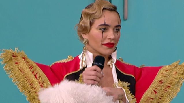 Κόνι Μεταξά: Έκανε το «Καλό Μεσημεράκι» circus freak show! Δείτε την ανατρεπτική εμφάνιση